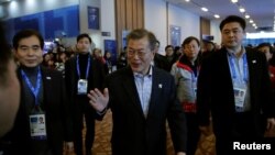 Presiden Korea Selatan Moon Jae-in (tengah) mengunjungi Main Press Center (MPC), tempat awak media bekerja melaporkan Olimpiade Musim Dingin, di resor Alpensia, Pyeongchang, Korea Selatan, 17 Februari 2018. 
