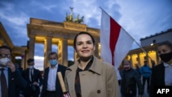 Pemimpin oposisi Belarus, Svetlana Tikhanovskaya di Brandenburg Gate, Berlin, Jerman, 5 Oktober 2020. (Foto: dok).
