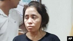 រូបឯកសារ៖ អ្នក​ស្រី​ សំ សុខា ដែល​បាន​គប់​ស្បែក​ជើង​លើ​ស្លាក​គណបក្ស​ប្រជាជន​កម្ពុជា​​មាន​រូប​លោក​នាយក​រដ្ឋ​មន្ត្រី​ ហ៊ុន សេន កំពុង​ស្ថិត​នៅ​កន្លែងប៉ូលិស​​បន្ទាប់​ពី​ត្រូវ​បាន​ចាប់​និង​បញ្ជូន​ខ្លួន​ពី​ប្រទេស​ថៃ។