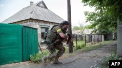 Ukrajinski vojnik u gradu Marinka, u regionu Donjeck