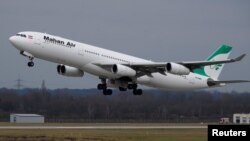 Pesawat Airbus A340-300 milik maskapai penerbangan "Mahan Air" saat lepas landas dari bandara DUS, Duesseldorf, Jerman, 16 Januari 2019. (Foto: dok). 