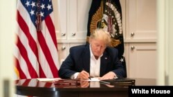 ប្រធានាធិបតី​សហរដ្ឋអាមេរិក លោក Donald Trump មាន​ជំងឺ​កូវីដ១៩ និង​កំពុង​សម្រាក​ព្យាបាល​នៅ​មន្ទីរពេទ្យ Walter Reed នៅ​ជាយ​រដ្ឋធានី​វ៉ាស៊ីនតោន។ 