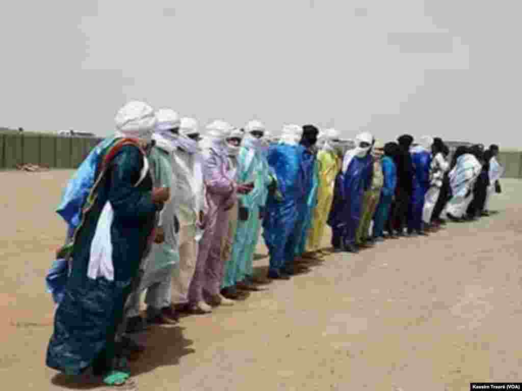 Le Premier ministre malien, Soumeylou Boubeye Maïga, en visite à Tessalit, le 22 mars 2018. (VOA/Kassim Traoré)