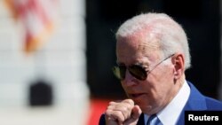 资料照片：2022年8月9日，美国总统拜登在华盛顿签署《2022年芯片与科学法案》。（路透社照片）