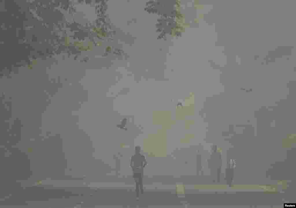 Еден човек џогира за време на маратон додека небото е обвиено со смог, откако квалитетот на воздухот во Делхи беше класифициран како &bdquo;опасен&ldquo; во услови на големо загадување на воздухот, во Њу Делхи, Индија.