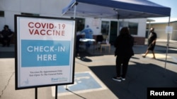 រូបឯកសារ៖ មនុស្សម្នា រង់ចាំ​ការចាក់​វ៉ាក់សាំង​បង្ការ​ជំងឺ​កូវីដ១៩ នៅ​មណ្ឌល​សុខភាព​សហគមន៍​មួយ​កន្លែង នៅ​រដ្ឋកាលីហ្វ័រញ៉ា កាលពី​ថ្ងៃទី៥ ខែមីនា ឆ្នាំ២០២១។