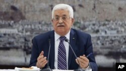 Palestinian President Mahmoud Abbas talks during a leadership meeting in Ramallah, April 1, 2014
