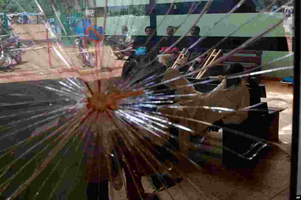 Le 8 janvier 2015, une commission des Nations Unies affirme que les deux camps ont commis des crimes contre l&#39;humanité, dont un &quot;nettoyage ethnique&quot; et que l&#39;intervention internationale a évité le génocide.&nbsp;