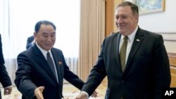 Pejabat senior Korea Utara Kim Yong Chol (kiri) dan Menlu AS Mike Pompeo di Pyongyang (foto: dok). Korea Utara membatalkan pertemuan kedua pejabat tersebut yang sudah direncanakan di New York.