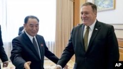 Penasihat Senior Pemimpin Korea Utara Kim Jong-un, Kim Yong Chol (kiri), menyambut Menteri Luar Negeri AS, Mike Pompeo di Park Hwa Guest House, Pyongyang, Korea Utara, 7 Juli 2018. (Foto: dok).