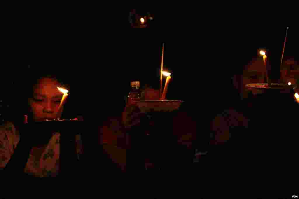 ពុទ្ធបរិស័ទបោះបាយបិណ្ឌនិងសូត្រធម៌ឧទ្ទិសកុសលដល់ដូនតា នា​ថ្ងៃ​បិណ្ឌ​ទី​មួយ ក្នុង​វត្ត​កោះ រាជ​ធានី​ភ្នំពេញ​ កាល​ពី​ថ្ងៃ​ ។ (ឡេង ឡែន/VOA)&nbsp;