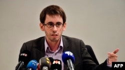 Quentin Guillemain, presiden asosiasi korban susu bayi merek Lactalis yang terkontaminasi Salmonella berbicara di konferensi pers, 12 Januari 2018 di Paris.