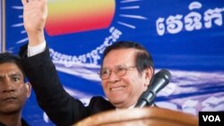 រូបឯកសារ៖ លោក ​កឹម សុខា ​​ប្រធាន​ស្តីទី​នៃ​គណបក្ស​សង្គ្រោះជាតិ​ បានចេញ​មុខ​ជា​សាធារណៈ​លើក​ដំបូង​បង្អស់​ ​នា​ព្រឹក​ថ្ងៃ​សុក្រ ទី​០៩ ខែ​កញ្ញា ឆ្នាំ​២០១៦ក្រោយ​ពី​ ស្នាក់​នៅ​ក្នុង​ទីស្នាក់ការ​គណបក្ស​សង្គ្រោះជាតិ​ជា​ច្រើន​ខែ​​ ដើម្បី​គេច​ពី​ការ​ចាប់​ខ្លួន​។ ​(​ឡេង ឡែន/VOA)