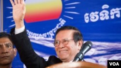 លោក​កឹម សុខា​​ប្រធាន​ស្តីទី​នៃ​គណបក្ស​សង្គ្រោះជាតិ​ បានចេញ​មុខ​ជា​សាធារណៈ​លើក​ដំបូង​បង្អស់​ ​នា​ព្រឹក​ថ្ងៃ​សុក្រ ទី​០៩ ខែ​កញ្ញា ឆ្នាំ​២០១៦ក្រោយ​ពី​ ស្នាក់​នៅ​ក្នុង​ទីស្នាក់ការ​គណបក្ស​សង្គ្រោះជាតិ​ជា​ច្រើន​ខែ​​ ដើម្បី​គេច​ពី​ការ​ចាប់​ខ្លួន​។​(​ឡេង ឡែន/VOA)