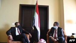 ARCHIVES - Le Premier ministre éthiopien Abiy Ahmed rencontre son homologue soudanais de l'époque, Abdalla Hamdok, en marge du 38e Sommet extraordinaire de l'IGAD à Djibouti, le 20 décembre 2020.