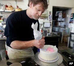 잭 필립스씨가 지난 3월 콜로라도주 레이크우드에 위치한 자신의 제과점에서 케이크를 장식하고 있다.