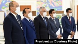 Chapdan Bosh vazir Abdulla Aripov, Prezident Admiistratsiyasi rahbari Zaynilobiddin Nizomiddinov va O'zbekiston iqtisodiyoti va moliya sektori uchun mas'ul vazirlar va maslahatchilar, Toshkent, 5-iyul 