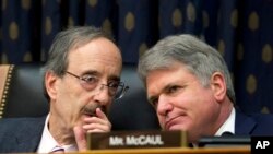 资料图：美国国会众议院外交事务委员会主席恩格尔和资深成员麦考尔。（2019年2月13日）
