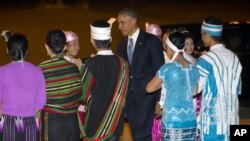 Presiden AS Barack Obama tiba di bandara Naypyitaw di Myanmar hari Rabu malam (12/11).