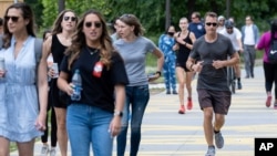 人们不戴口罩走在亚特兰大的环城步道上。(2021年5月14日)