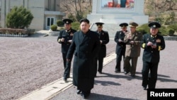 Pemimpin Korea Utara Kim Jong Un memeriksa unit angkatan laut di Pyongyang (4/4). 