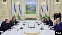 Mirziyoyevning Shoygu bilan uchrashuvi paytida, O'zbekiston prezidentining matbuot xizmati fotosurati