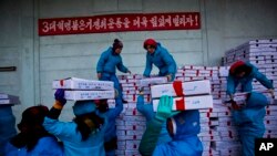 북한 라선경제특구 수산물 공장 노동자들이 중국행 트럭에 해산물 상자를 싣고 있다.