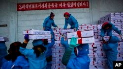 지난 2013년 11월 북한 라선 경제특구의 수산물 가공 공장 직원들이 중국으로 수출될 상품을 트럭에 싣고 있다. (자료사진)