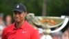 Tiger Woods memandang Piala FedEx setelah dia memenangkan turnamen golf Tour Championship di East Lake Golf Club, Atlanta, 23 September 2018.