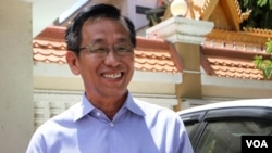 លោក គី តិច មេធាវី​តំណាង​ឲ្យ​លោក​នាយករដ្ឋមន្រ្តី​ហ៊ុន សែន និយាយ​ទៅ​កាន់​អ្នក​សារព័ត៌មាន​ នៅ​មុខ​សាលាតំបូង​រាជធានីភ្នំពេញ នៅ​ថ្ងៃ​សុក្រ ទី​០៥​ ខែ​សីហា ឆ្នាំ​២០១៦។​(ឡេង​ ឡែន/VOA)