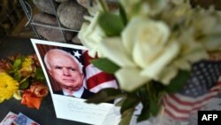 Des photographies, des fleurs et des notes pour rendre hommage au sénateur américain John McCain devant son bureau de Phoenix, en Arizona, le 26 août 2018.