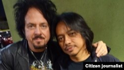 Dewa Budjana bersama gitaris kelompok TOTO, Steve Lukather (foto/dok: Dewa Budjana)