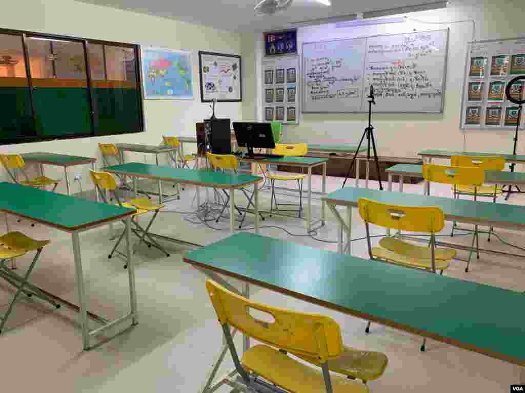 សកម្មភាព​សម្អាត​របស់​សាលារៀនវ៉េស្ទឡាញន៍​នៅ​តាមទីធ្លា​សាលា នៅសាលាវ៉េស្ទឡាញន៍ ទីក្រុងភ្នំពេញ ថ្ងៃទី​៧ ខែកក្កដា ឆ្នាំ​២០២០។ (ធីតា វីន/វីអូអេ)