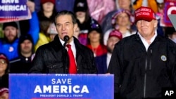 宾夕法尼亚州共和党联邦参议员候选人奥兹（左）2022年5月6日与前总统特朗普同台出席竞选活动。