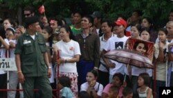 Para pengungsi suku Karen di Mae Sot sedang menunggu kedatangan Aung San Suu Kyi ke kamp mereka (foto. 2/6/2012).. 