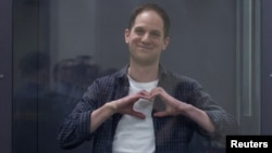 Wartawan AS, reporter Wall Street Journal, Evan Gershkovich ketika tampil di pengadilan di Rusia (foto: dok). 