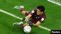 یاسین بونو، دروازه بان سی و یک ساله ای مراکش که در ضربات پنالتی هم دروازه اش ناگشوده ماند.