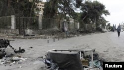 Seorang pria berjalan melewati kasur rumah sakit di dekat Rumah Sakit Universitas Aleppo, Suriah, yang rusak akibat serangan pasukan pemberontak, pada 4 Desember 2024. (Foto: Reuters/Mahmoud Hasano)