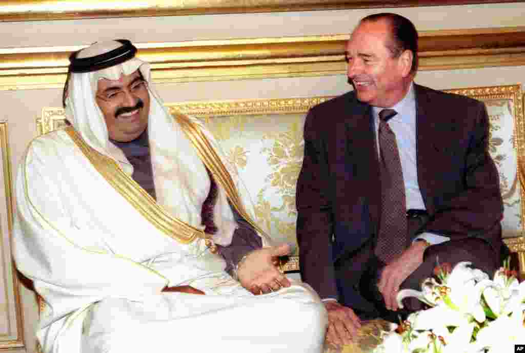 Sheikh Hamad bin Khalifa al-Thani bersama Presiden Perancis saat itu Jacques Chirac di Istana Elysee, Paris, 11 Desember 1996.