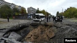 Kerusakan akibat serangan rudal Rusia di Dnipro, Ukraina 10 Oktober 2022. (REUTERS/Mykola Synelnykov)