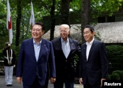 조 바이든 미국 대통령과 윤석열 한국 대통령, 기시다 후미오 일본 총리가 18일 캠프 데이비드에서 정상회의를 했다.