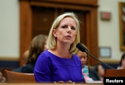 커스텐 닐슨 미국 국토안보부 장관이 20일 하원 법사위원회에 출석해 발언하고 있다.
