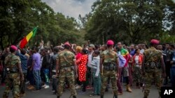 Des soldats de l'armée éthiopienne tentent de contrôler des manifestants et des personnes déplacées par la violence ethnique à Burayu, alors qu'ils manifestent pour demander justice au gouvernement à Addis-Abeba, en Éthiopie, le 17 septembre 2018. (Photo AP / Mulugeta Ayene)