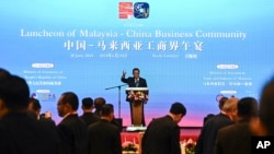 马来西亚新闻部照片: 2024年6月20日中国总理李强在马来西亚吉隆坡的一家酒店与马来西亚总理安瓦尔·易卜拉欣共进商务午餐时发表讲话。