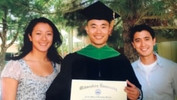 លោក សកុណា សេង (កណ្ដាល) ដែល​ជាកូនប្រុសរបស់​លោក​វេជ្ជបណ្ឌិត សៀង សេង បញ្ចប់​ការ​សិក្សាជំនាញ​វេជ្ជសាស្ត្រ​ពី​សាកលវិទ្យាល័យ Mid-western University។ (រូបថត​ផ្ដល់​ឲ្យ​ដោយ​លោក សៀង សេង)