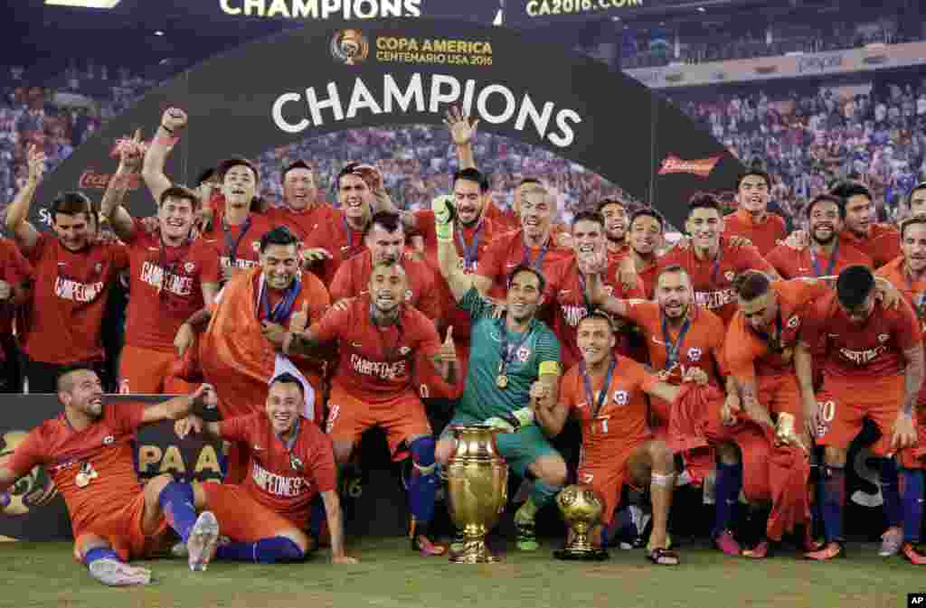 &#39;Yan wasan Chile su na murnar kofin da suka dauka na gasar Copa America