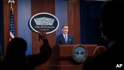 존 커비 미국 국방부 대변인이 정례브리핑을 하고 있다.