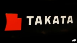 Logo Takata Corp. di sebuah toko otomotif di Tokyo.