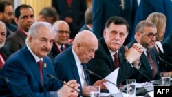 Khalifa Haftar, Aguila Saleh, président du Parlement, et Fayez al-Sarraj, chef du GNA, l'Elysée, Paris, le 29 mai 2018. 