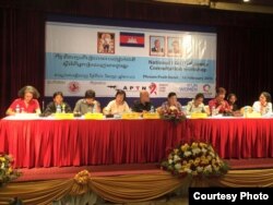 វាលគ្មីន​ចូលរួម​ពិភាក្សា​អំពី​ស្ថានភាព​របស់​អ្នក​ស្រឡាញ់​ភេទ​ដូច​គ្នា​នៅ​កម្ពុជា នៅ​ក្នុង​កិច្ច​ពិភាក្សា​ថ្នាក់​ជាតិ​ស្តីពី​អ្នក​ស្រឡាញ់​ភេទ​ដូច​គ្នា ដែល​មាន​តំណាង​ពី​ក្រសួង​ព័ត៌មាន ក្រសួង​កិច្ចការ​នារី ក្រសួង​មហាផ្ទៃ ក្រសួង​អប់រំ យុវជន និង​កីឡា និង​ក្រសួង​សុខាភិបាល ដែល​បាន​ប្រារព្ធ​ធ្វើ​ឡើង​កាលពី​ថ្ងៃអង្គារ ទី១៦ ខែ​កុម្ភៈ ឆ្នាំ​២០១៦។ (រូបថត​ផ្តល់​ឲ្យ​ដោយ​អង្គការ​អនាគត​យុវជន​កម្ពុជា​អាស៊ាន)